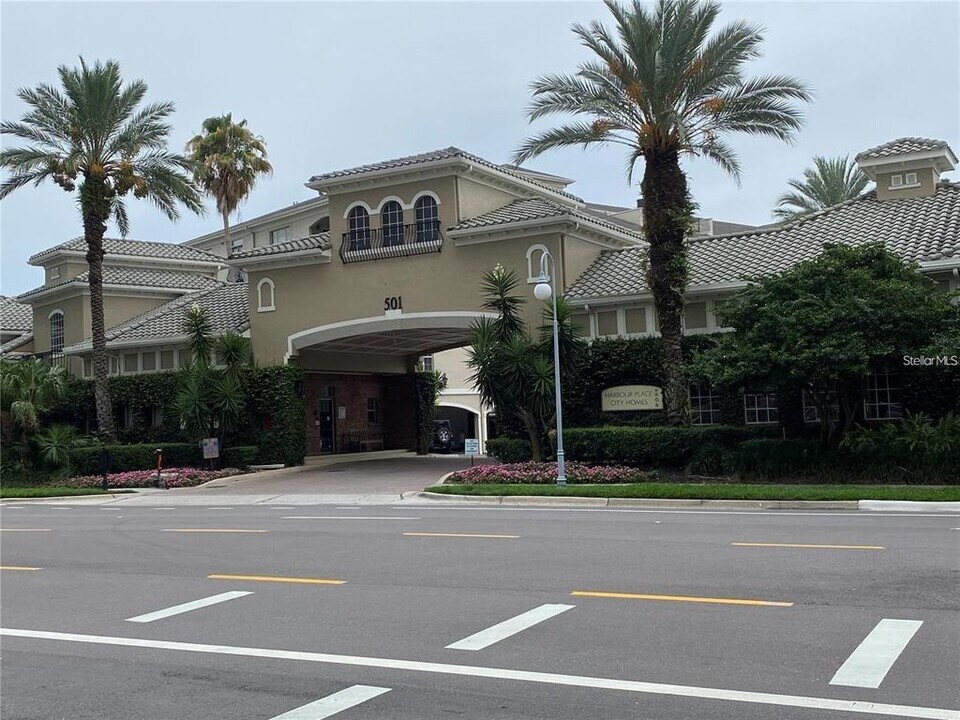 501 Knights Run Ave in Tampa, FL - Building Photo