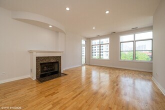 330 N Clinton St in Chicago, IL - Building Photo - Building Photo