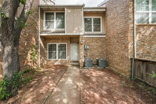2409 Northlake Ct in Irving, TX - Building Photo