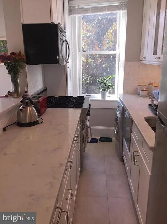 2410 20th St NW in Washington, DC - Building Photo