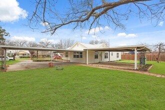 2340 Harris Ln in Haltom City, TX - Foto de edificio - Building Photo