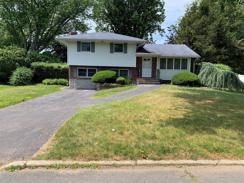 8 Fern Dr in Commack, NY - Building Photo