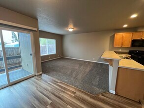 952 S 58th St in Springfield, OR - Building Photo - Building Photo