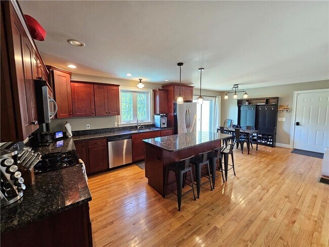 18 Vanderbilt Ln in Portsmouth, RI - Building Photo - Building Photo