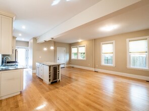 24 Hall St, Unit 1 in Somerville, MA - Building Photo - Building Photo