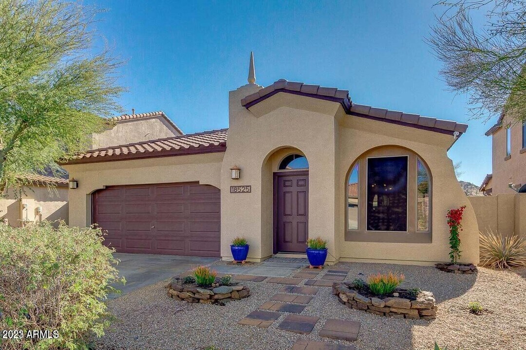 18525 W Paseo Way in Goodyear, AZ - Building Photo