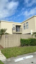 1622 Shaker Cir in Wellington, FL - Building Photo