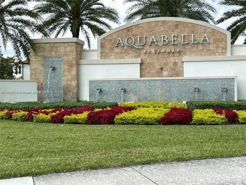 10006 W 32nd Ln in Hialeah, FL - Building Photo