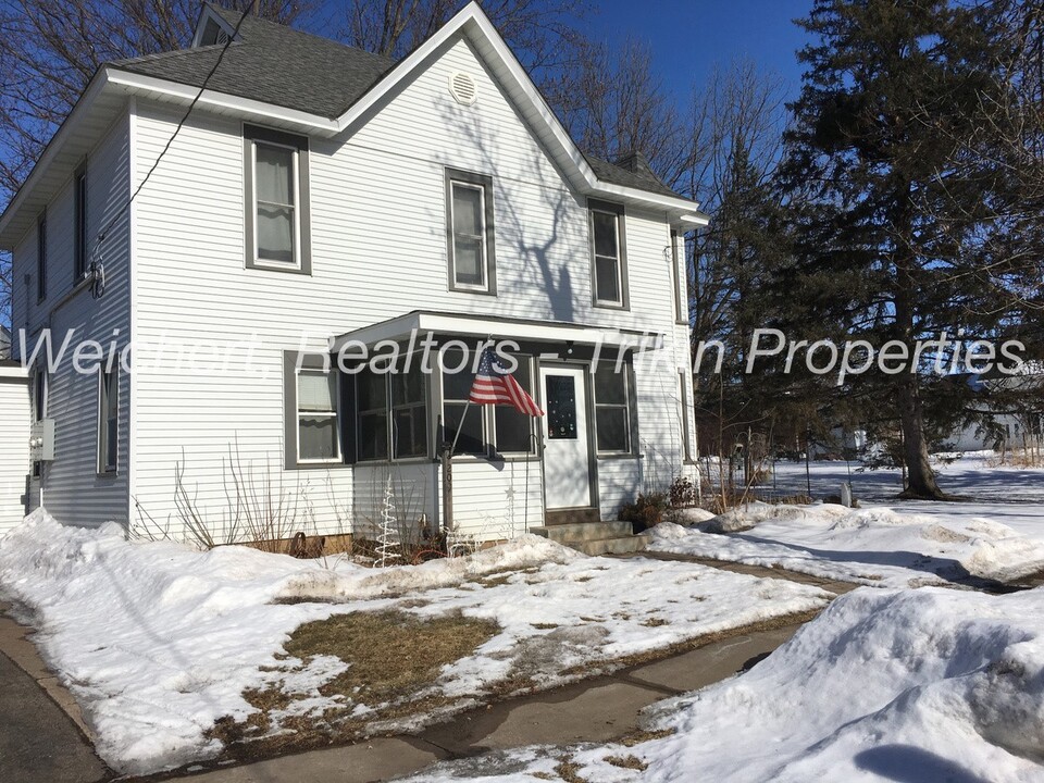 209 W Warren St in Roberts, WI - Building Photo