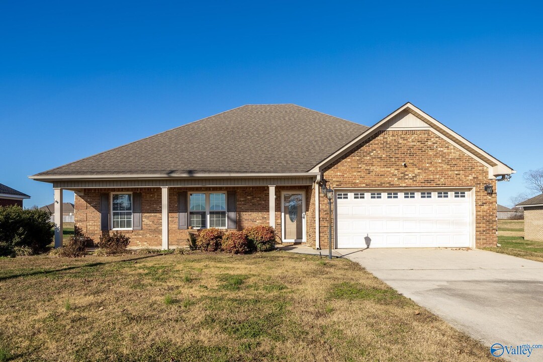 27651 Bethel Rd in Elkmont, AL - Building Photo