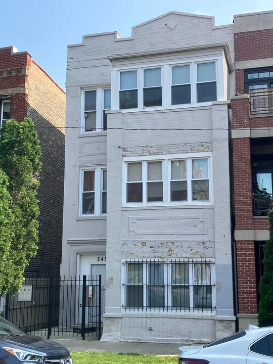 2451 W Rice St, Unit 3 in Chicago, IL - Foto de edificio