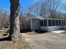6 Courtland Dr in Narragansett, RI - Building Photo