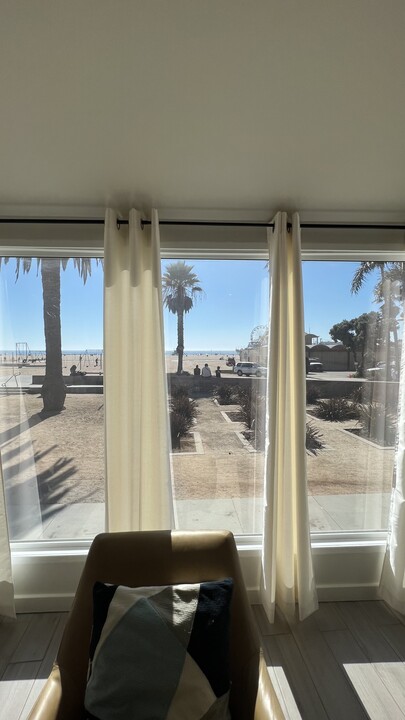 1647 Ocean Front Walk in Santa Monica, CA - Building Photo