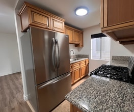13925 Sherman Way in Los Angeles, CA - Building Photo - Building Photo