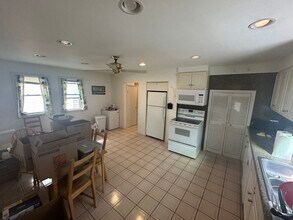 201 Elm St, Unit 1 in Cambridge, MA - Foto de edificio - Building Photo