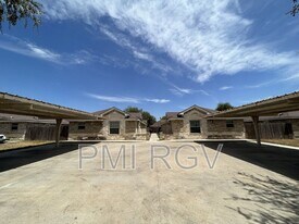 206 W Albatross Ave in Pharr, TX - Building Photo