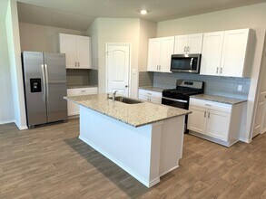 211 Wirecrested Dr in Lockhart, TX - Building Photo - Building Photo