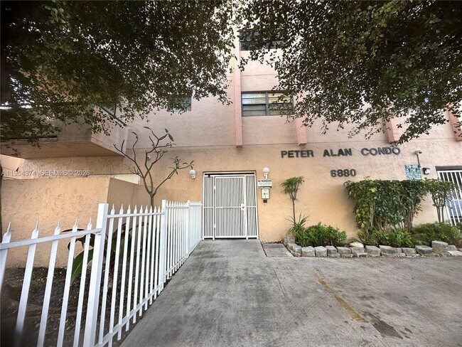 6880 Abbott Ave in Miami Beach, FL - Building Photo - Building Photo