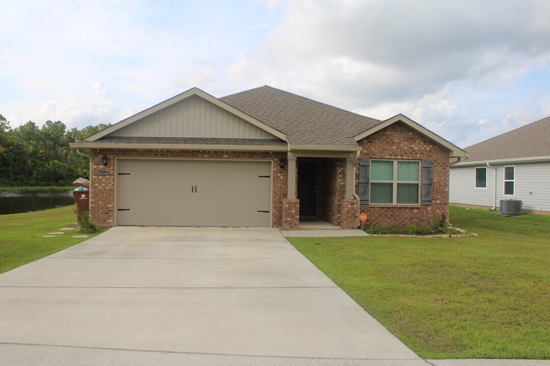 18454 Elkwood Dr in Gulfport, MS - Building Photo