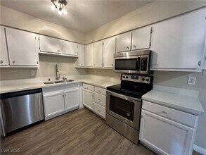 3151 N Soaring Gulls Dr in Las Vegas, NV - Building Photo - Building Photo