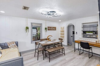 1629 N Goldenrod Rd in Azalea Park, FL - Foto de edificio - Building Photo