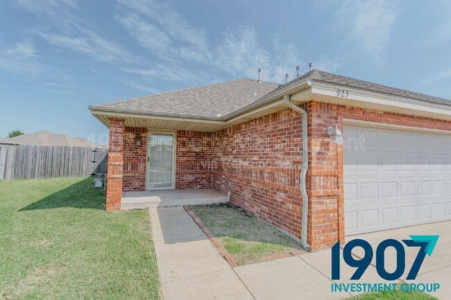923 SW 37th St in Moore, OK - Building Photo - Building Photo