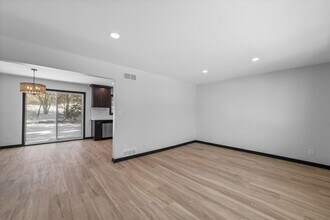 666 Hearne Ct-Unit -668 Hearne Ct in Hartland, WI - Building Photo - Building Photo