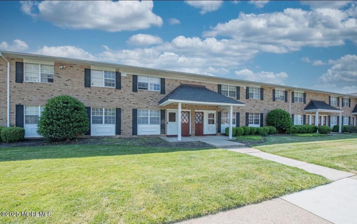 49 Garden View Terrace in East Windsor, NJ - Building Photo