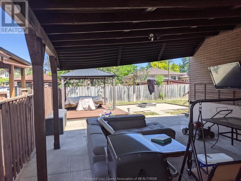 77 Hullmar Dr in Toronto, ON - Building Photo