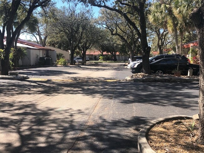 6981 Greentree Ln in Miami Lakes, FL - Building Photo - Building Photo