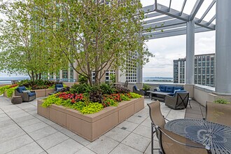201 N Westshore Dr, Unit 08 in Chicago, IL - Foto de edificio - Building Photo