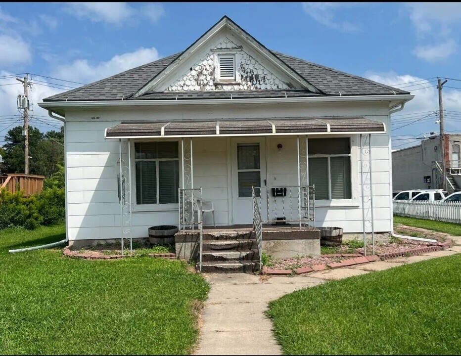 409 N St in Neligh, NE - Building Photo