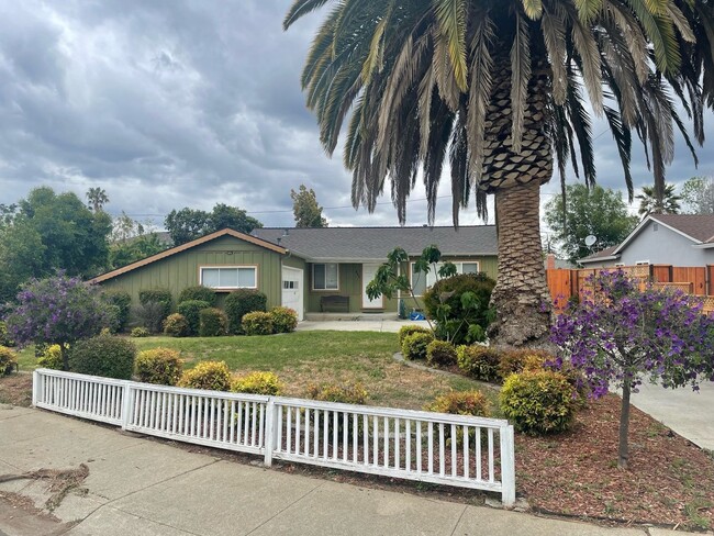 property at 805 Onyx Ct