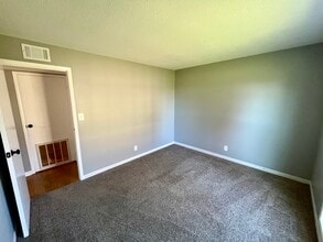 1213 W Mack Ave, Unit Apartment B in Marion, IL - Building Photo - Building Photo