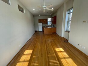 2350 W Grand Ave, Unit 3F in Chicago, IL - Foto de edificio - Building Photo