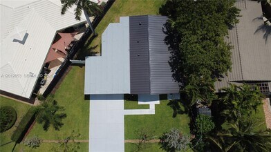2416 NE 19th Terrace in Wilton Manors, FL - Building Photo - Building Photo