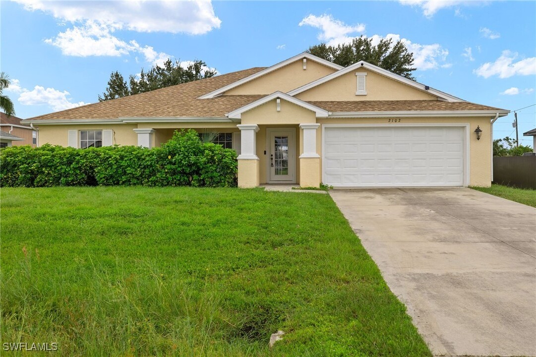 2102 NW 9th St in Cape Coral, FL - Foto de edificio