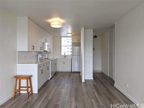 1160 Ala Napunani St in Honolulu, HI - Foto de edificio - Building Photo