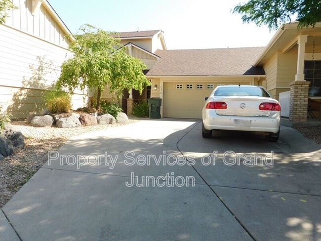 property at 733 Lakeview Ct