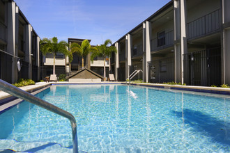 Dauphine Apartments in Tampa, FL - Building Photo - Building Photo