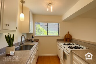 328 Las Casitas Ct in Sonoma, CA - Building Photo - Building Photo