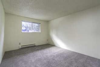 Rolling Hills Apartments in Tualatin, OR - Building Photo - Interior Photo