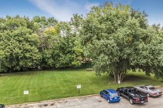 Hickman Hill Apartments HEAT & WATER INCLUDED in Clive, IA - Building Photo - Building Photo