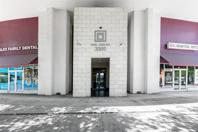 3000 Coral Wy in Coral Gables, FL - Foto de edificio - Building Photo