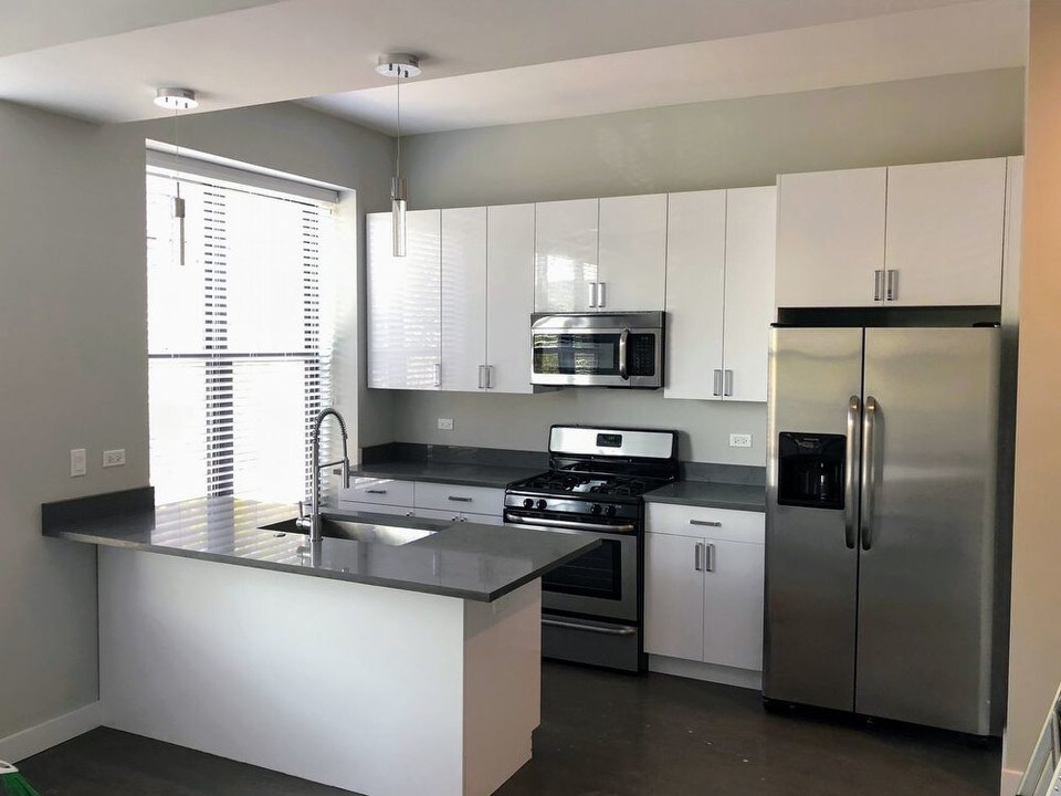 2151 W Division St-Unit -201 in Chicago, IL - Building Photo