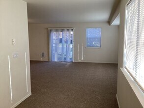 1813 SW Reindeer Ave in Redmond, OR - Building Photo - Building Photo