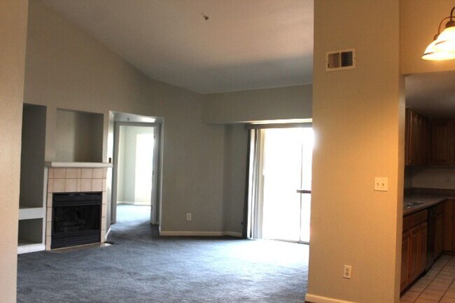 12233 W Cross Dr in Littleton, CO - Building Photo - Building Photo