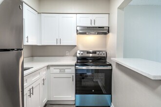 KC Flats Apartments in Kenneth City, FL - Foto de edificio - Building Photo