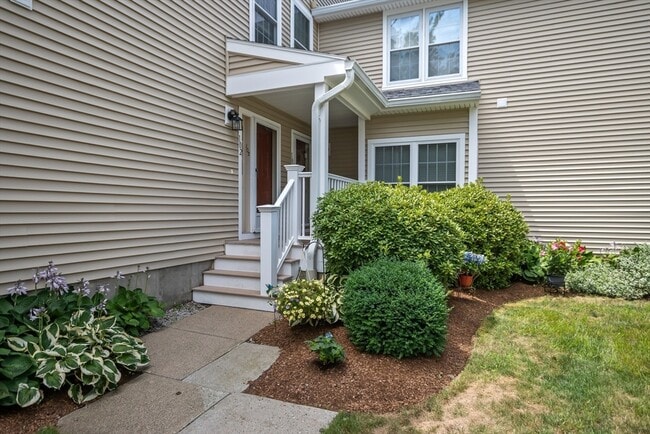 102 Bradford Commons Ln in Braintree, MA - Building Photo - Building Photo