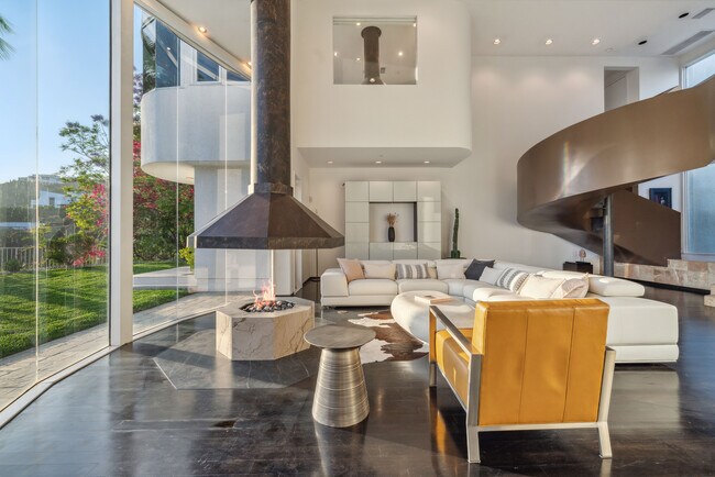 2029 Mount Olympus Dr in Los Angeles, CA - Building Photo - Building Photo